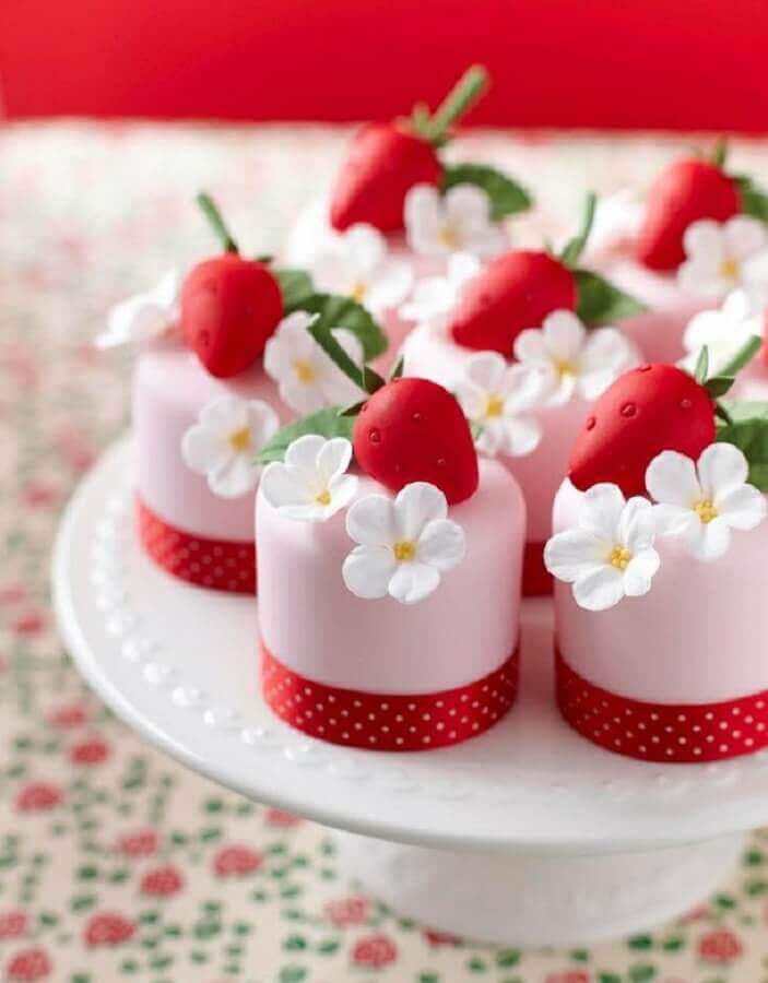 sweets decorated with strawberry for tropical party Photo Favim