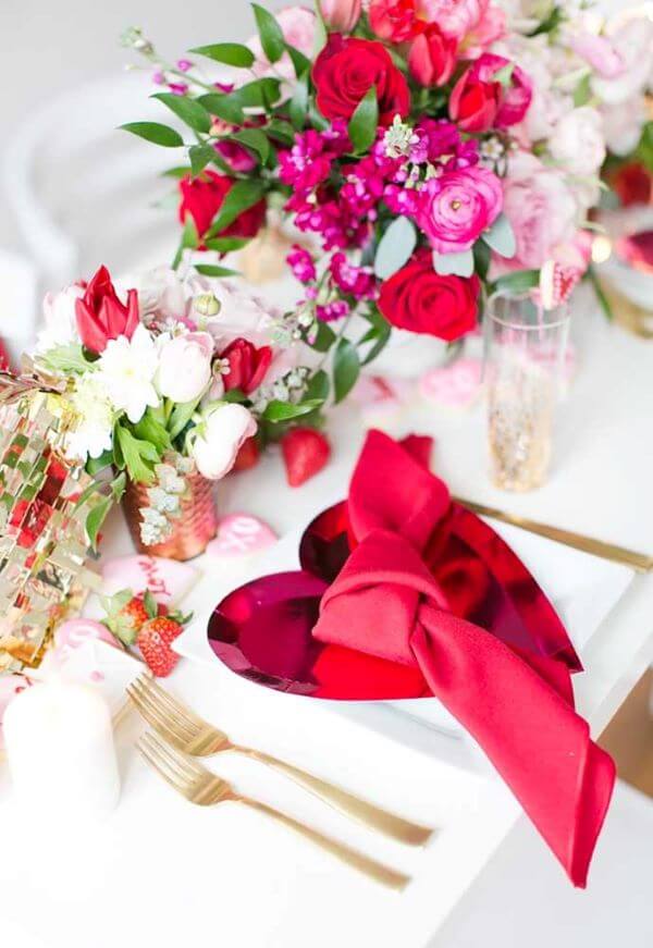 Valentine's Day ideas with decorated table