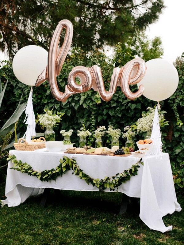 Use metal balloons in engagement decoration