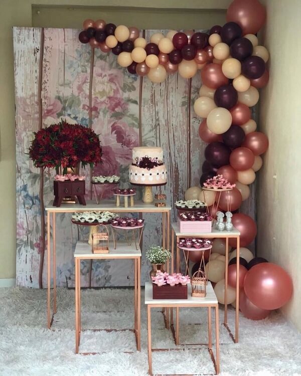 Use wood panel and many balloons for engagement decoration