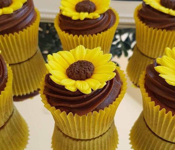 Cupcakes with creative formats for sunflower theme party