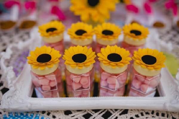 Acrylic box with bullets serve as a souvenir for sunflower theme party