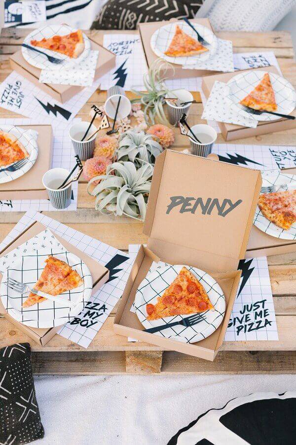 surprise party for friend with pizzas Photo Kisses Events