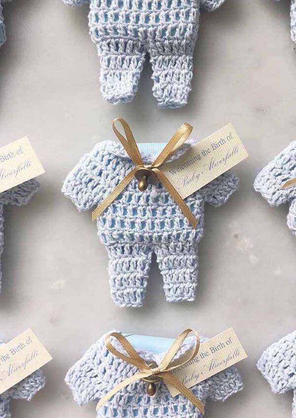 Learn how to make a souvenir of crochet christening