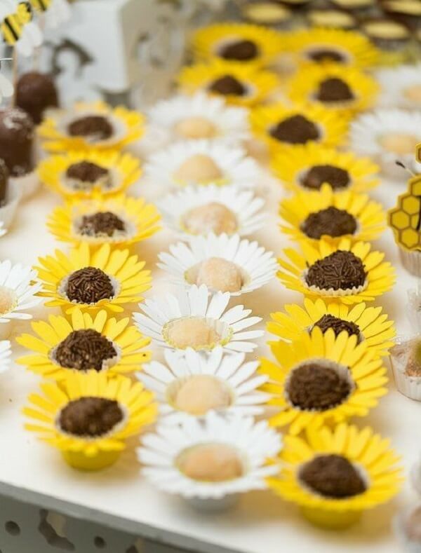 The little forms of sweets enchant the guests of the sunflower theme party