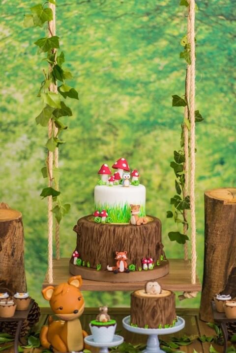Enchanted garden cake with wooden imitation base and grass imitation top part Photo by Pinterest