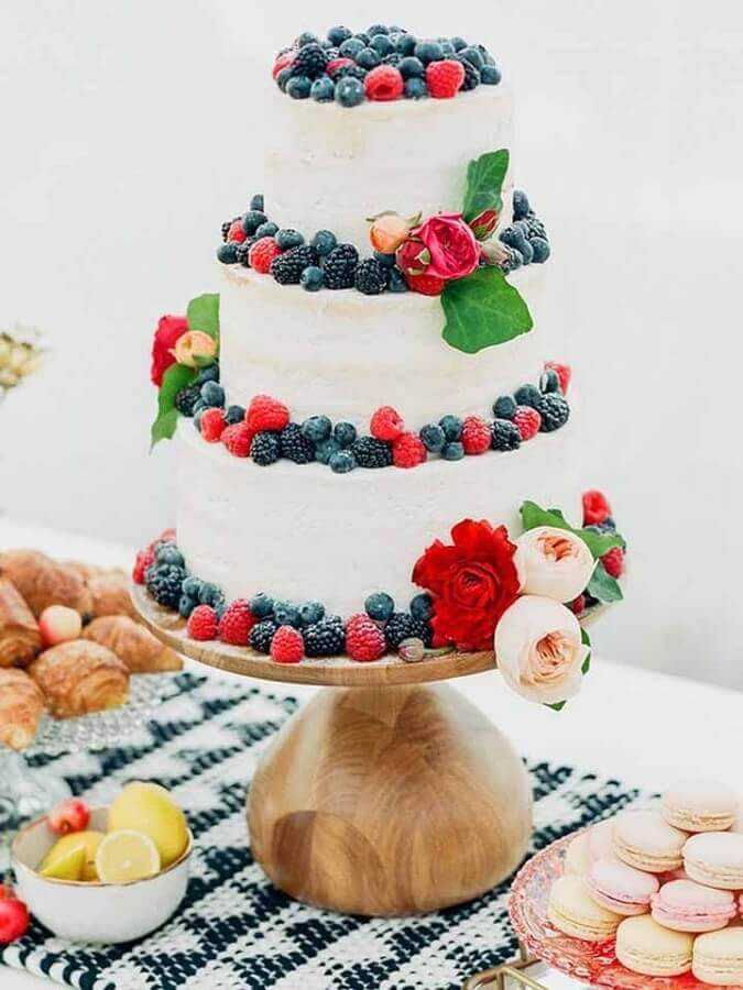 cake decorated with fruit and flowers 3 floors for wedding party Foto Pinterest