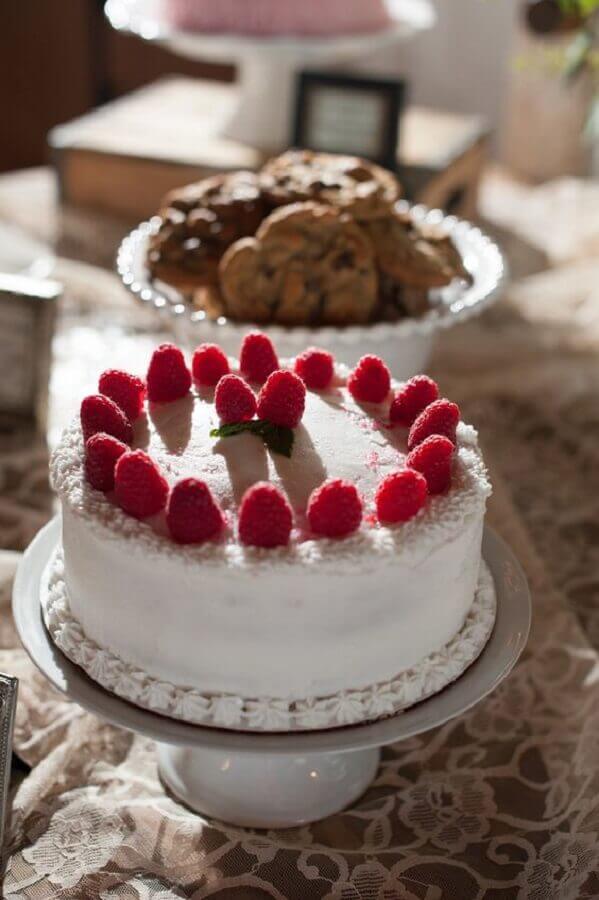 simple decorated cakes with red fruits Foto Pinosy