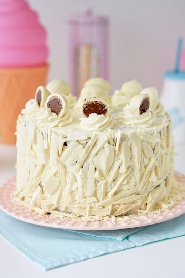 Simple decorated cakes with white chocolate shavings Foto Flamboesa