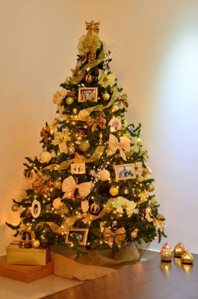 golden Christmas tree with pictures