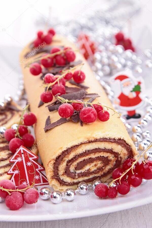 Christmas cake in the shape of a rocambole decorated with red fruits and chocolate Foto Pinterest