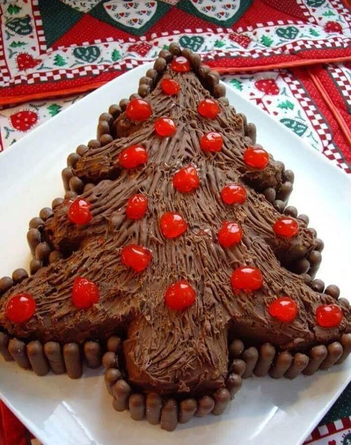 simple Christmas cake in the shape of a pine tree with cherries Foto Pinterest