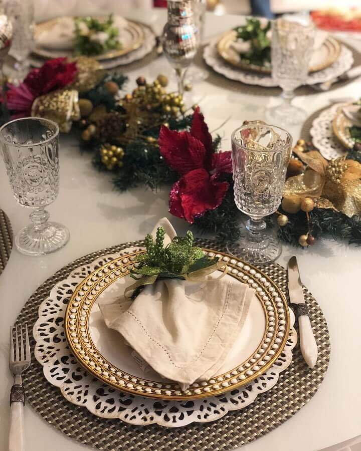 ideas for decorating Christmas table with red flowers and gold details Photo Pinterest