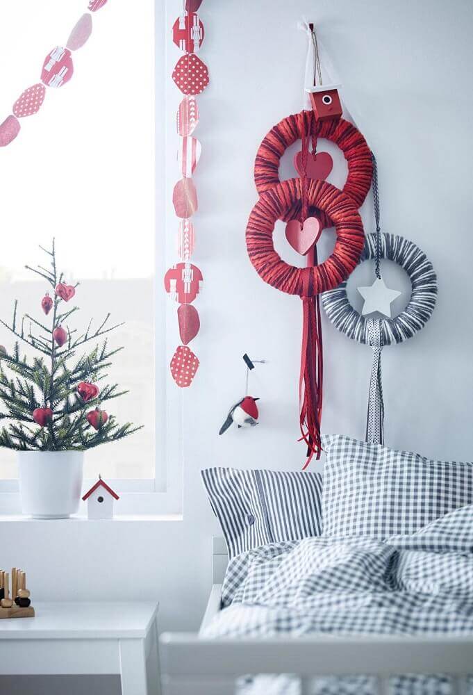Mix vibrant colours with neutral for a more interesting Christmas decoration