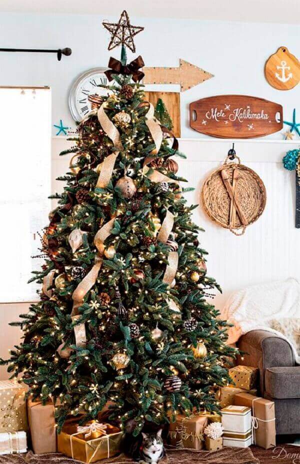 Christmas tree beautifies the living room