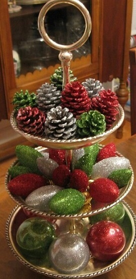 Pine cones and Christmas balls with glitter on Christmas dinner table Photo by Pinterest