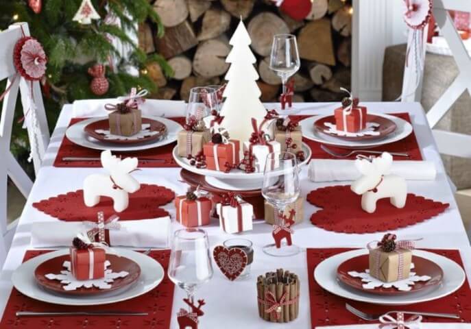 Mini gifts as decorations for Christmas dinner table Photo by Pinterest