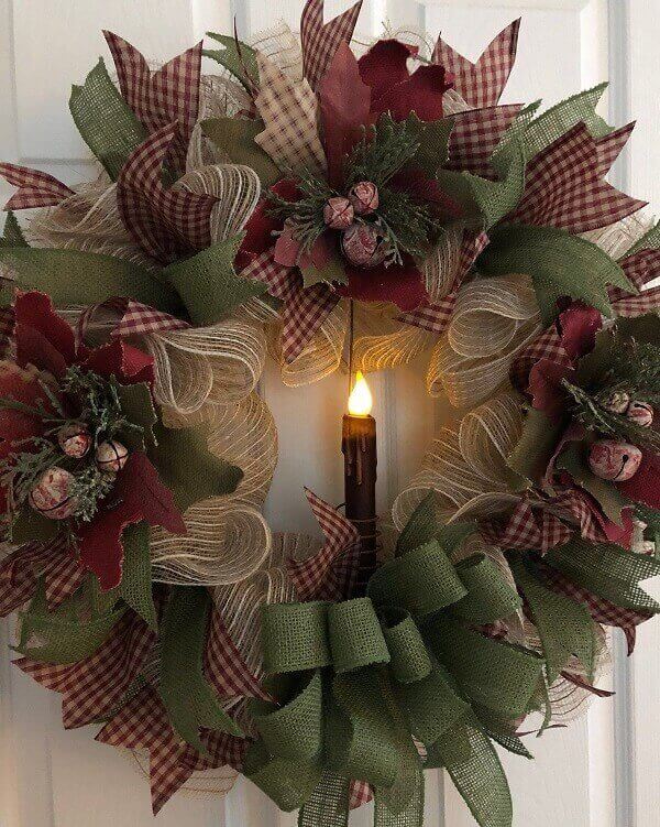 Christmas wreath with jute fabric and ribbon bows