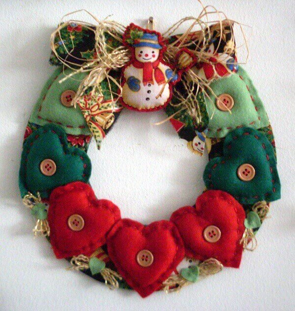 Christmas wreath made with details in felt