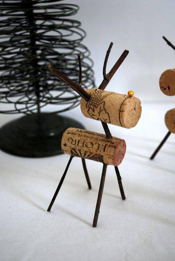 Wine corks and fine twigs are part of this beautiful Christmas craft