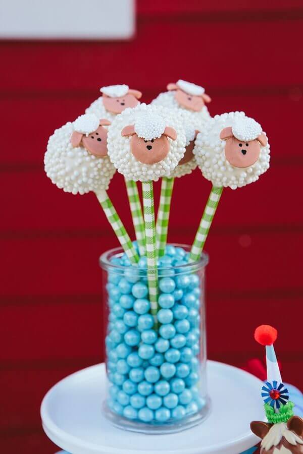 Cake pop in sheep shape for farmhouse party Photo Jen T. by Design