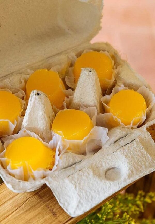The quindim can be served to the guests inside the egg carton